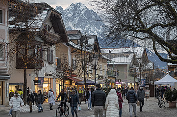 Garmisch-Partenkirchen  Weihnachtseinkäufe in der Innenstadt  23. Dezember 2021