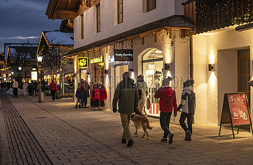 Garmisch-Partenkirchen  Weihnachtseinkäufe und Stadtbummel in der Innenstadt  23. Dezember 2021