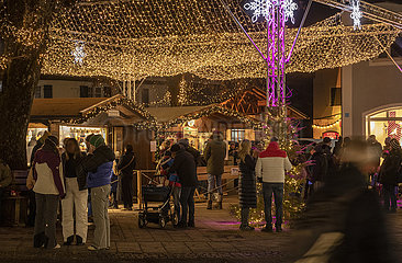 Garmisch-Partenkirchen  Glühwein- und Bratwurststände in der Innenstadt  23. Dezember 2021 abends