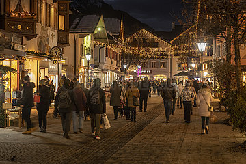 Garmisch-Partenkirchen  Weihnachtseinkäufe in der Innenstadt  23. Dezember 2021 abends