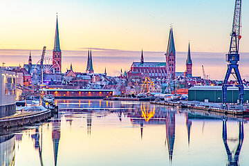 Hansestadt Lübeck. Weihnachtlicher Blick auf die Stadt im Winter