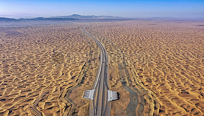 China-Ningxia-Wüste-Expressway-Öffnung zum Verkehr (CN)