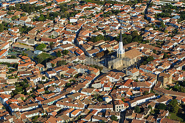 France. Charente-Maritime (17) Island of Re. Ars-en-Re. Located at the western end of the island  Ars-en-Re is recognizable by the bell tower of its church whose black and white arrow  40 m high  served as a landmark for navigators.