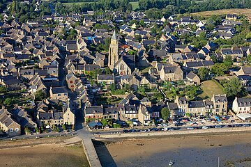 France. Brittany. Ille et Vilaine (35) Aerial view of the village of Saint-Suliac  labeled one of the most beautiful villages in France. Belvedere on the Rance estuary  Saint-Suliac has long remained a village of Terre neuvas (Newfoundland)