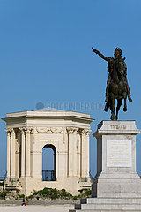 Frankreich  Herault (34)  Das Turmwasser und die Statue von König von Frankreich Louis XIV  Park von Peyou