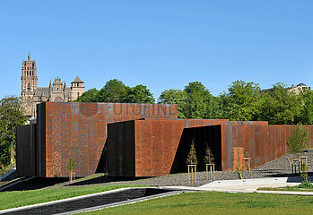 FRANCE. AVEYRON (12) RODEZ  SOULAGES MUSEUM AND THE CATHEDRAL