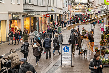 Leute beim Einkaufen vor dem Jahreswechsel  Lippstadt  30. Dezember 2021
