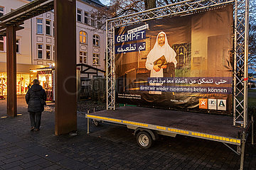 Geimpft  Plakataktion mit islamischem Geistlichen  Arnsberg  Stadtteil Neheim  27. Dezember 2021