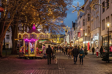 Leute beim Einkaufen nach Weihnachten  Arnsberg  Stadtteil Neheim  27. Dezember 2021