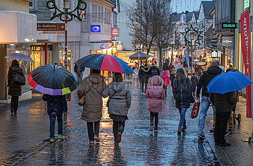 Leute beim Einkaufen nach Weihnachten  Unna  29. Dezember 2021