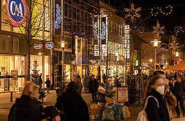 Leute beim Einkaufen nach Weihnachten  Arnsberg  Stadtteil Neheim  27. Dezember 2021