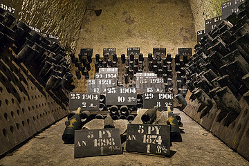 Frankreich  Marne (51)  Reims  Vranken Pommery Champagne Haus  Galerien eines alten unterirdischen Kreidekellers und jetzt als Champagnerweinkeller  Lagerung alter Jahrgänge verwendet