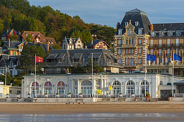 Frankreich  Calvados (14)  Houlgate  das Casino und das Grand Hotel gegenüber dem Casino-Strand mit Ebbe