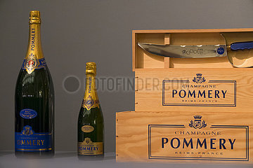 Frankreich  Marne (51)  Reims  Vranken Pommery Champagne Haus  Magnum  Flasche  Säbel und Fälle von Pommerer-Champagner