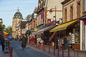 Frankreich  Calvados (14)  Houlgate  Rue des Bains  im Hintergrund Das Grand Hotel