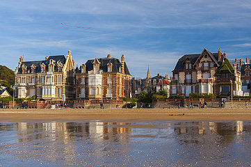 Frankreich  Calvados (14)  Houlgate  Strand in Ebbe und Roland Garros Promenade mit seinen alten Norman-Villen