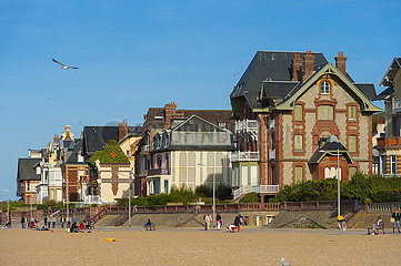 Frankreich  Calvados (14)  Houlgate  Strand und Roland Garros Promenade mit seinen alten Norman-Villen