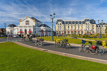 Frankreich  Calvados (14)  Cabourg  Casino und Grand Hotel mit typischer Belle-Epoque-Architektur  Radtour