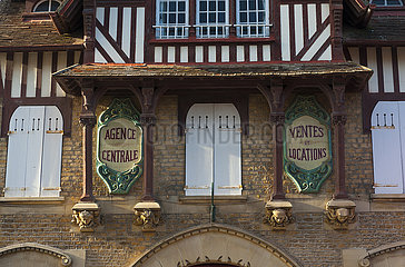 Frankreich  Calvados (14)  Houlgate  34 Rue des Bains  Fassade der alten Immobilienagentur Lecointre