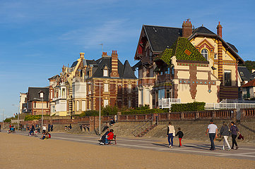 Frankreich  Calvados (14)  Houlgate  Strand und Roland Garros Promenade mit seinen alten Norman-Villen