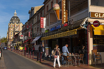 Frankreich  Calvados (14)  Houlgate  Rue des Bains  im Hintergrund Das Grand Hotel