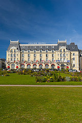 Frankreich  Calvados (14)  Cabourg  Grand Hotel vor den Casino-Gärten  Luxushotel aus dem Belle Epoque und der regelmäßig von dem französischen Schriftsteller Marcel Proust dient