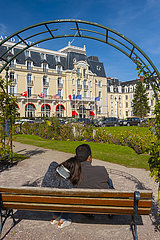 Frankreich  Calvados (14)  Cabourg  Grand Hotel vor den Casino-Gärten  Luxushotel aus dem Belle Epoque und der regelmäßig von dem französischen Schriftsteller Marcel Proust dient