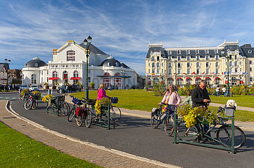 Frankreich  Calvados (14) Cabourg  Casino und Grand Hotel mit typischer Belle Epoque-Architektur  Radtour