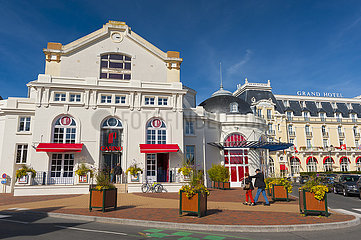 Frankreich  Calvados (14)  Cabourg  Casino und Grand Hotel mit typischer Belle Epoque-Architektur
