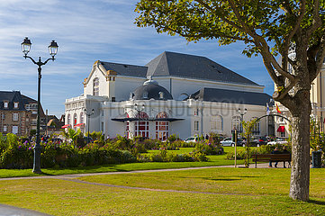 Frankreich  Calvados (14)  Cabourg  Casino mit typischer Epoquer-Architektur von Belle