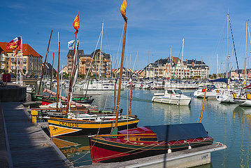 Frankreich  Calvados (14)  Calvados (14)  Tauchgitter-sur-Mer  Port Guillaume  traditionelle hölzerne Segelboote