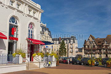 Frankreich  Calvados (14) Cabourg  Casino mit typischer Belle Epoque-Architektur