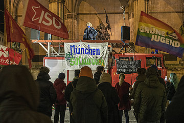 Bündnis „München solidarisch“  Demonstration gegen Querdenken und für Impfung  München  Odeonsplatz  5. Januar 2022