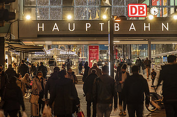 Münchner Hauptbahnhof  Reisende und Passanten am südlichen Ausgang  04.01.2022 abends
