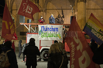 Bündnis „München solidarisch“  Demonstration gegen Querdenken und für Impfung  München  Odeonsplatz  5. Januar 2022