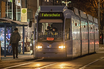 Münchner Trambahn-Fahrschule  Tram an der Haltestelle Hauptbahnhof  04.01.2022