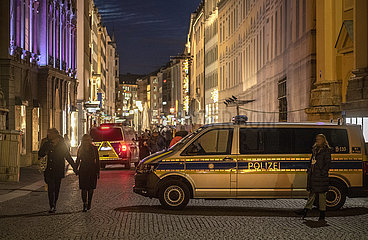 Polizeifahrzeuge kontrollieren Odeonsplatz und Theatinerstrasse wegen angekündigter Querdenker-Versammlung  München  5. Januar 2022