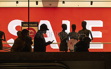 Sale  Shopping  Werbung am Marienplatz  München  5. Januar 2022