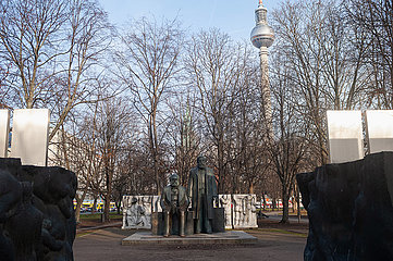 Berlin  Deutschland  Marx-Engels-Forum mit Statuen von Karl Marx und Friedrich Engels im Bezirk Mitte
