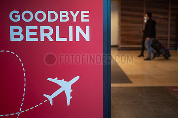 Berlin  Deutschland  Flugreisende mit Mundschutz im Terminal auf dem Flughafen Berlin Brandenburg BER