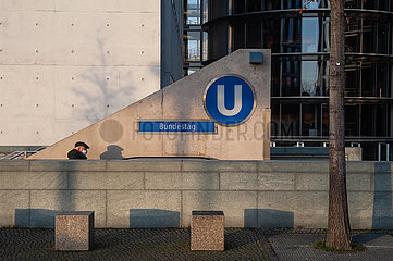 Berlin  Deutschland  Zugang zur U-Bahn Haltestelle Bundestag im Regierungsviertel in Mitte