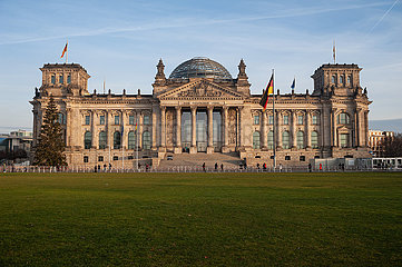 Berlin  Deutschland  Aussenansicht Reichstag in Berlin-Mitte