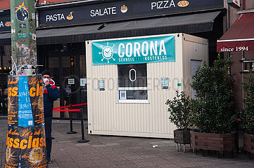 Berlin  Deutschland  Teststation fuer kostenlosen Corona Schnelltest auf einem Buergersteig im Bezirk Mitte