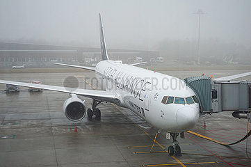 Zuerich  Schweiz  Boeing 767 Passagierflugzeug der United Airlines parkt an einem Flugsteig auf dem Flughafen Zuerich