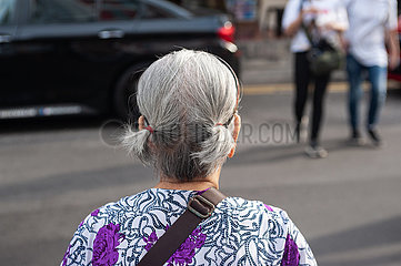Singapur  Republik Singapur  Aeltere Frau mit grauen Zoepfen in Chinatown