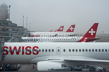 Zuerich  Schweiz  Passagierflugzeuge der Swiss an ihren Flugsteigen auf dem Flughafen Zuerich