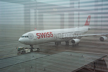 Zuerich  Schweiz  Airbus A340 Passagierflugzeug der Swiss Airlines beim Pushback auf dem Flughafen Zuerich
