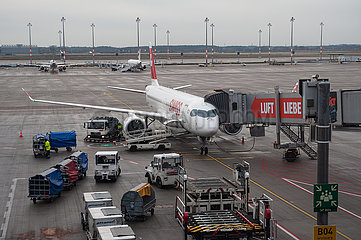 Berlin  Deutschland  Swiss Airlines Airbus A220-300 Passagierflugzeug auf dem Flughafen Berlin Brandenburg