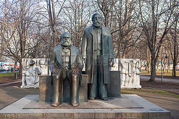 Berlin  Deutschland  Marx-Engels-Forum mit Statuen von Karl Marx und Friedrich Engels im Bezirk Mitte