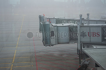 Zuerich  Schweiz  Fluggastbruecken an einem Flugsteig des Dock E auf dem Flughafen Zuerich